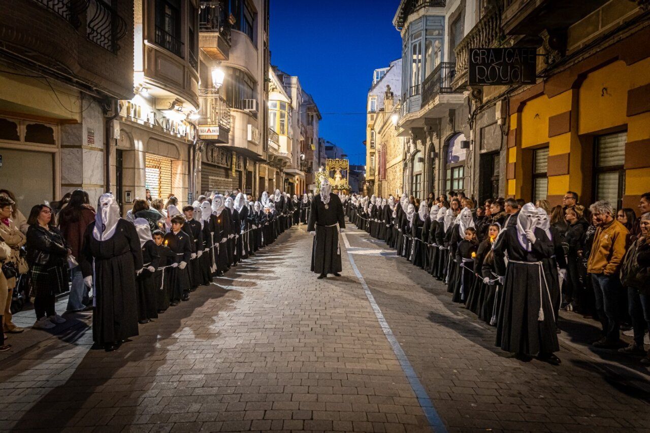Participantes en la Procesión del Silencio en La Bañeza durante la Semana Santa