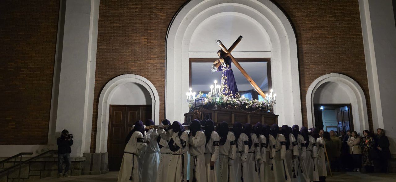 Procesión del Silencio en Ponferrada con participantes y un paso religioso.