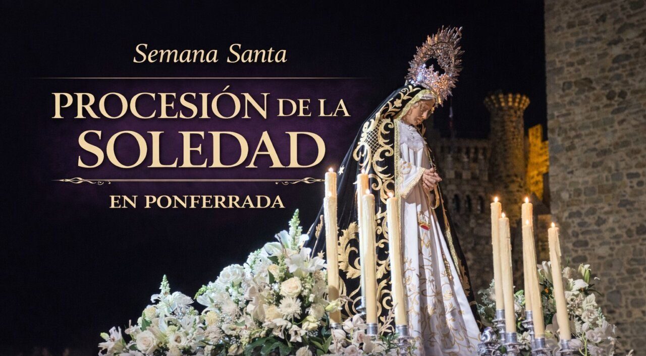 La Virgen de la Soledad en la procesión de Ponferrada con flores y velas.