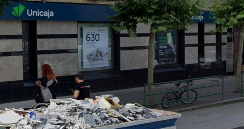Protesta de vecinos frente a la sucursal de Unicaja en Flores del Sil