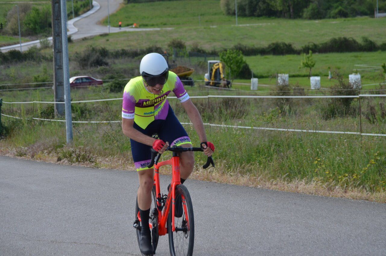 Ciclista compitiendo en la prueba CRI en Cabañas Raras