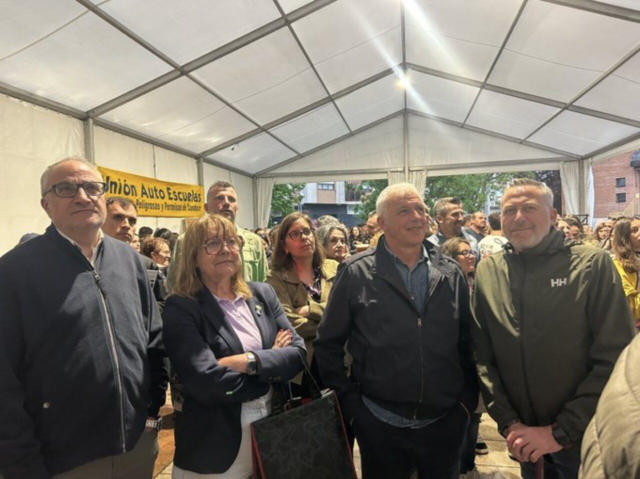 Miembros del PSOE en un evento en Ponferrada observando atentamente