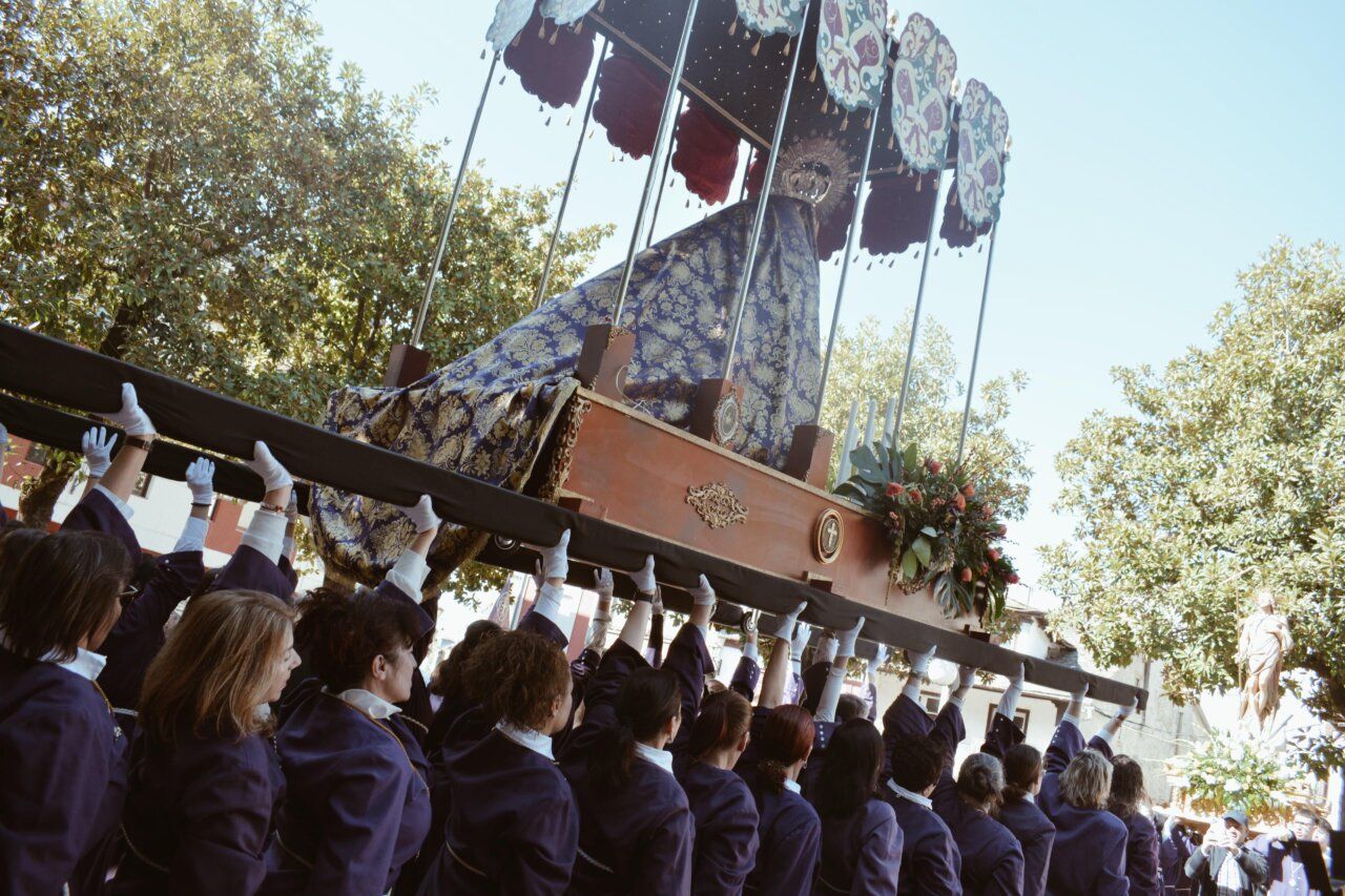 Procesión de la Virgen de los Dolores en Cacabelos durante la quema del luto
