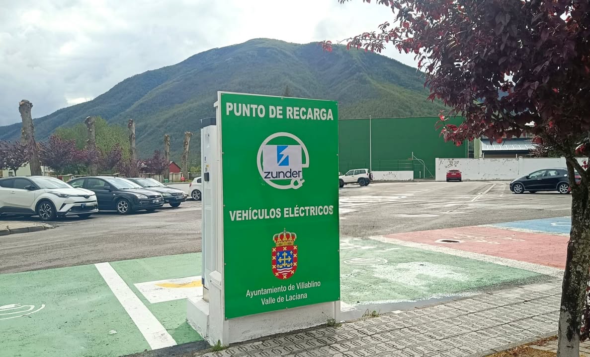 Punto de recarga para vehículos eléctricos en Villablino con montañas al fondo
