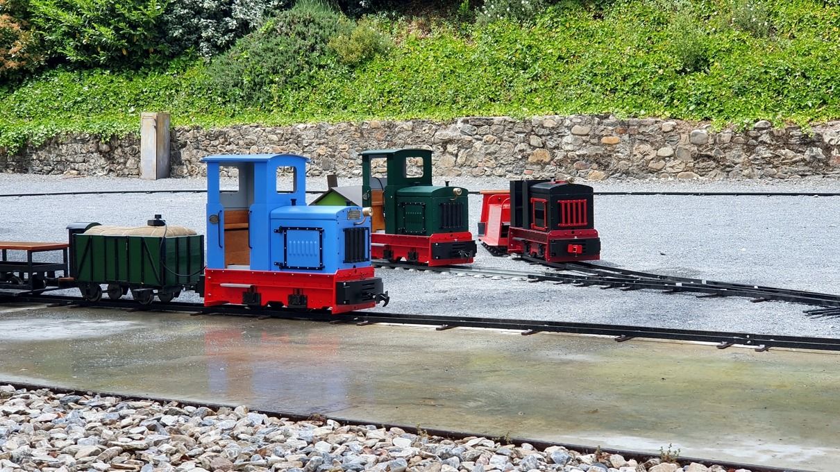 Trenes infantiles de colores en La Térmica Cultural