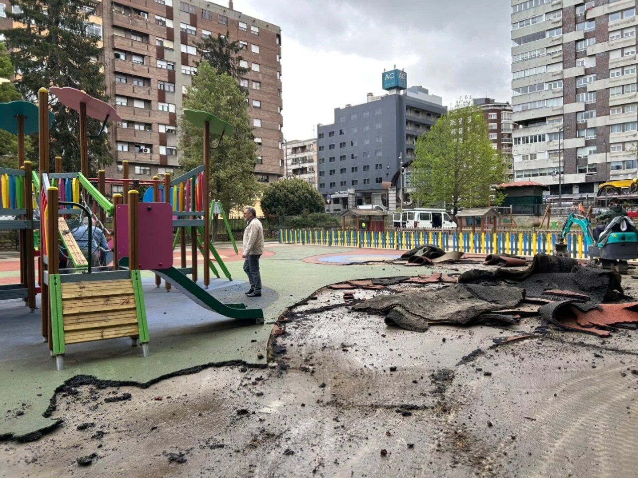 Trabajos de renovación en el parque del Plantío con juegos infantiles