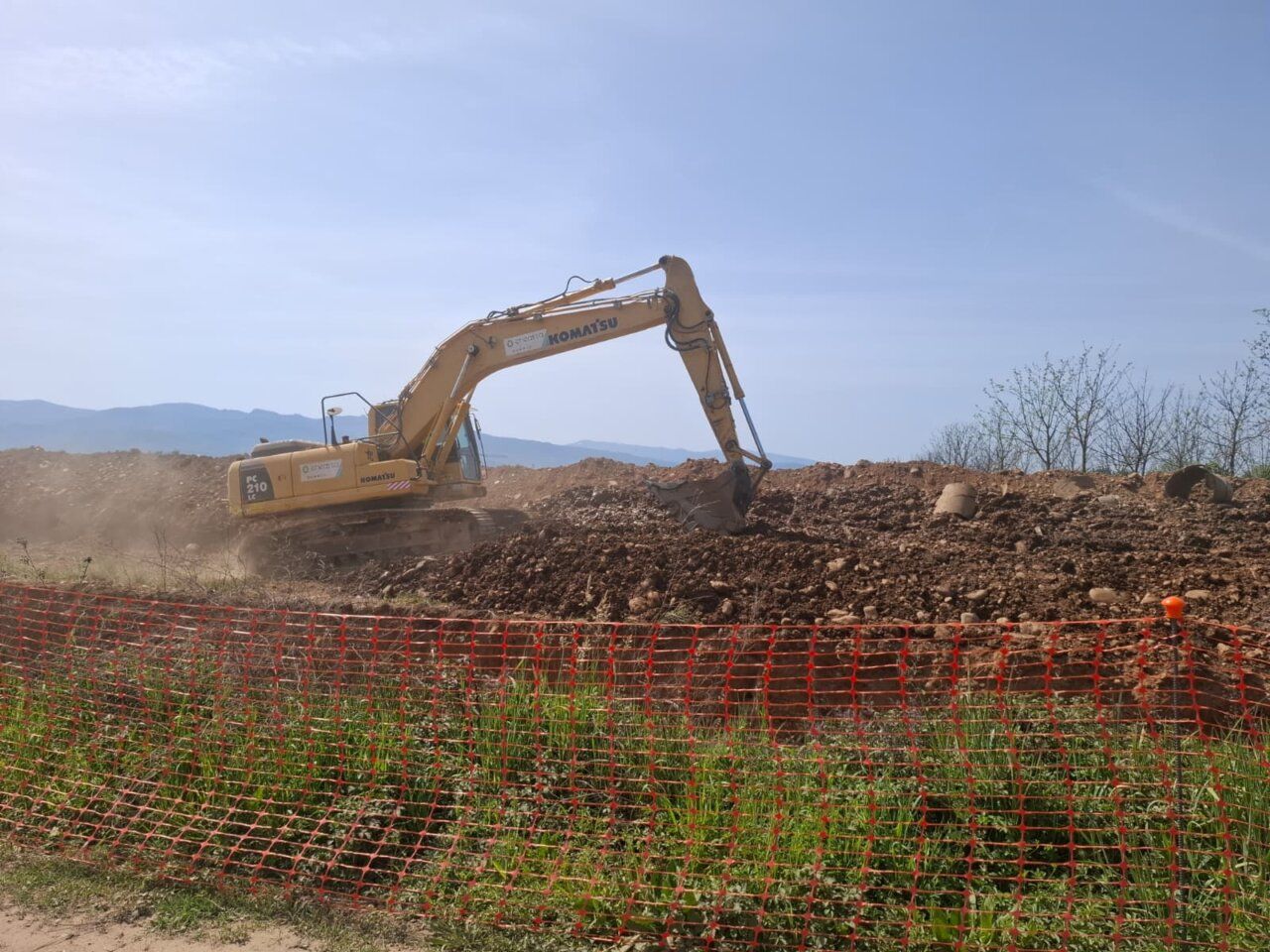 Excavadora trabajando en la reparación de colectores en Bierzo Bajo