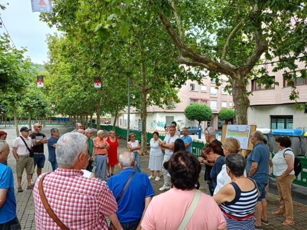 Reunión de vecinos discutiendo sobre el proyecto de Jardines del Sil