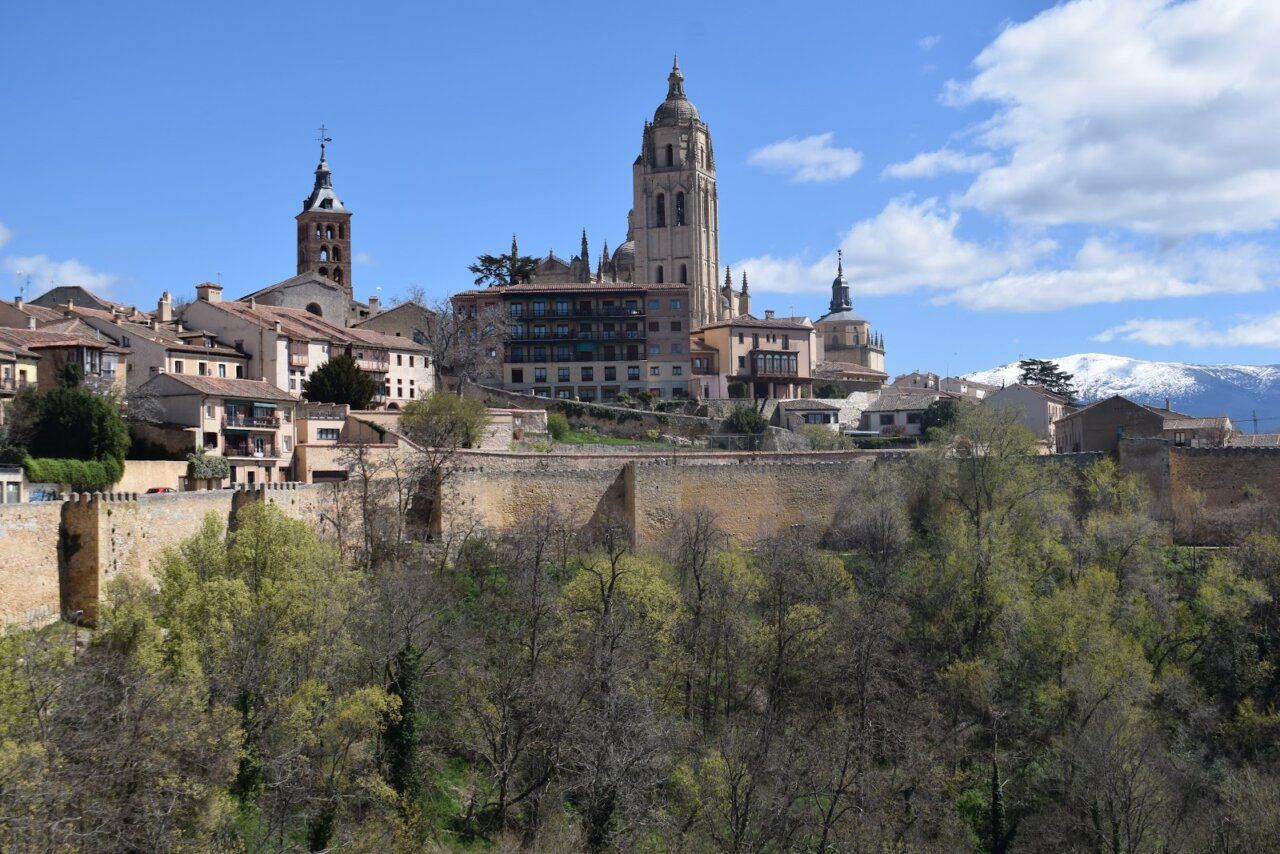 Vista panorámica de Segovia con su catedral y murallas históricas