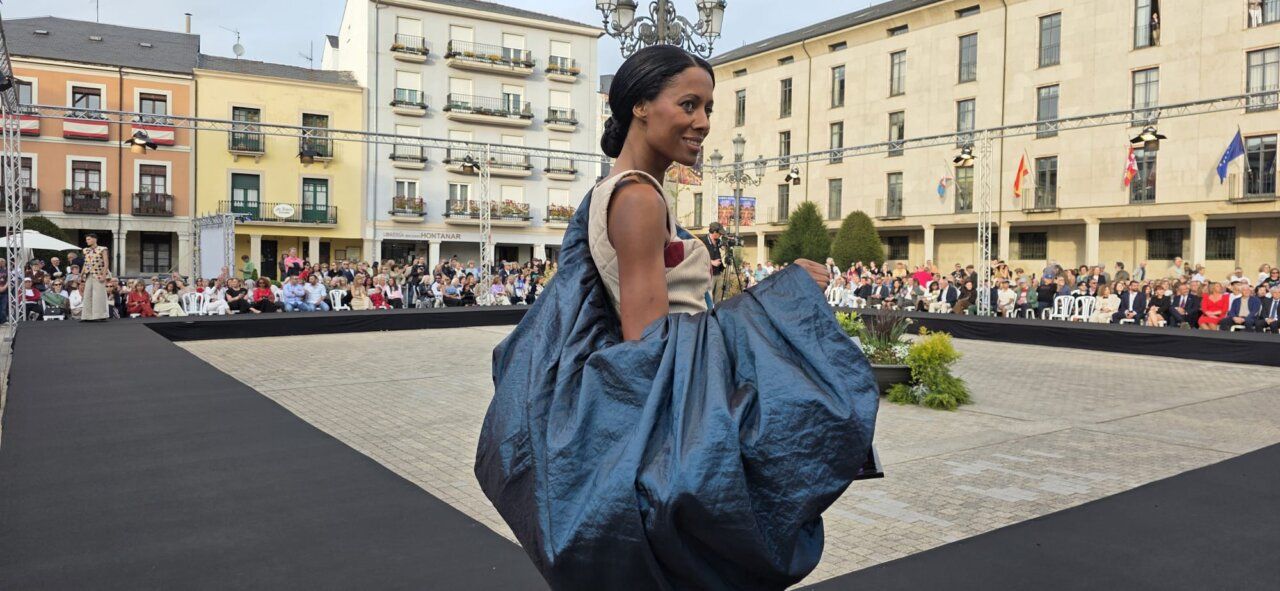 Modelo desfilando en la Semana de la Moda de Ponferrada 2026