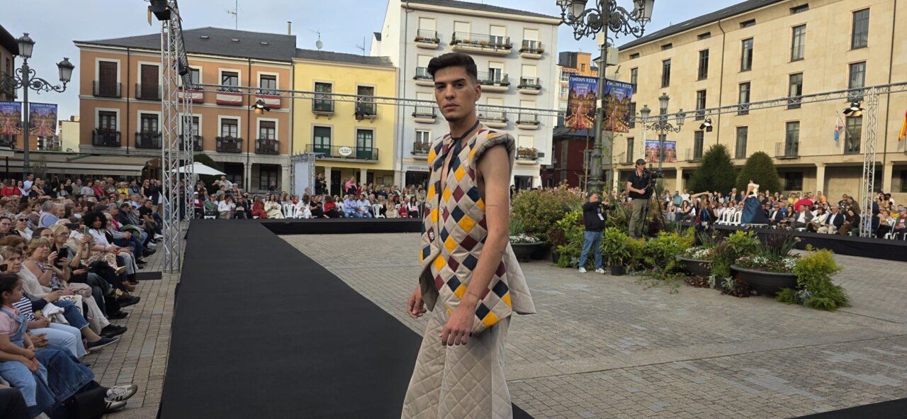 Modelo caminando en pasarela durante la semana de moda en Ponferrada