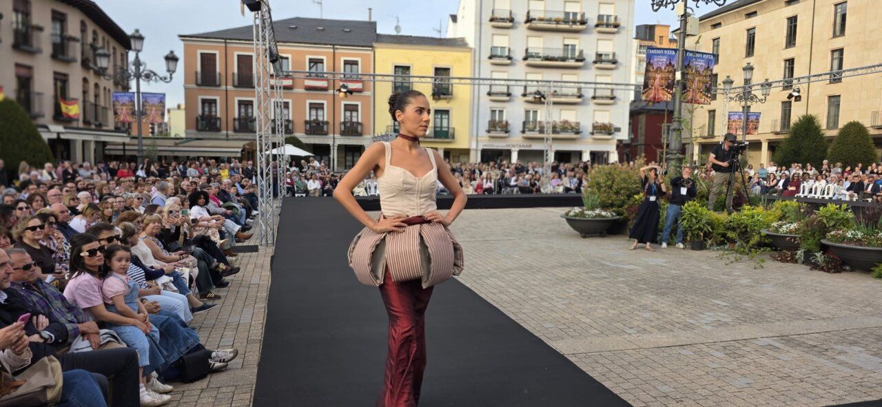 Modelo desfilando en la Semana de la Moda de Ponferrada 2026