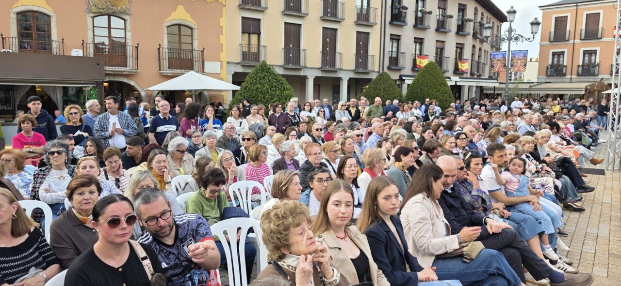 Multitud de personas en un evento de moda en Ponferrada