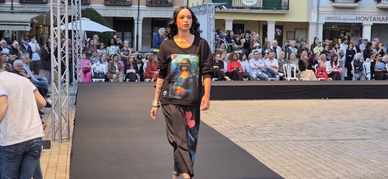 Modelo desfilando en la semana de la moda en Ponferrada