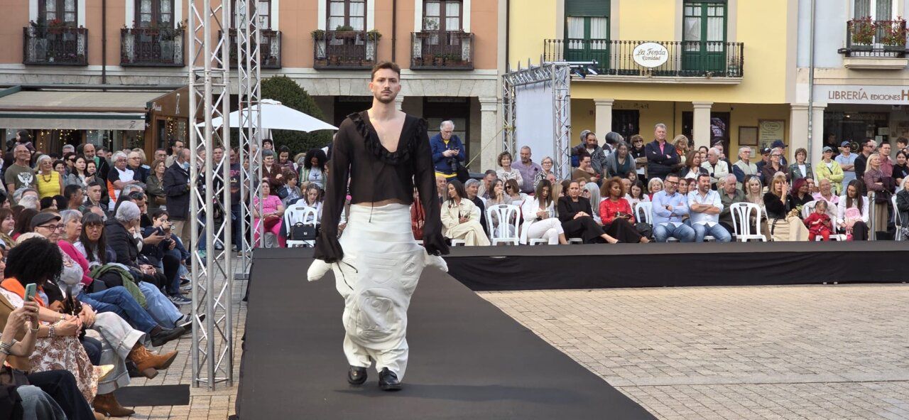 Modelo desfilando en la Semana de la Moda de Ponferrada 2026