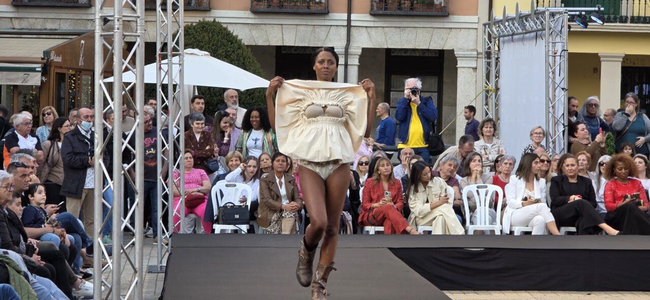 Modelo desfilando en la Semana de la Moda de Ponferrada 2026