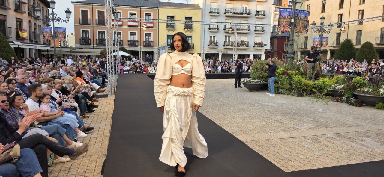 Modelo en pasarela durante la Semana de la Moda en Ponferrada