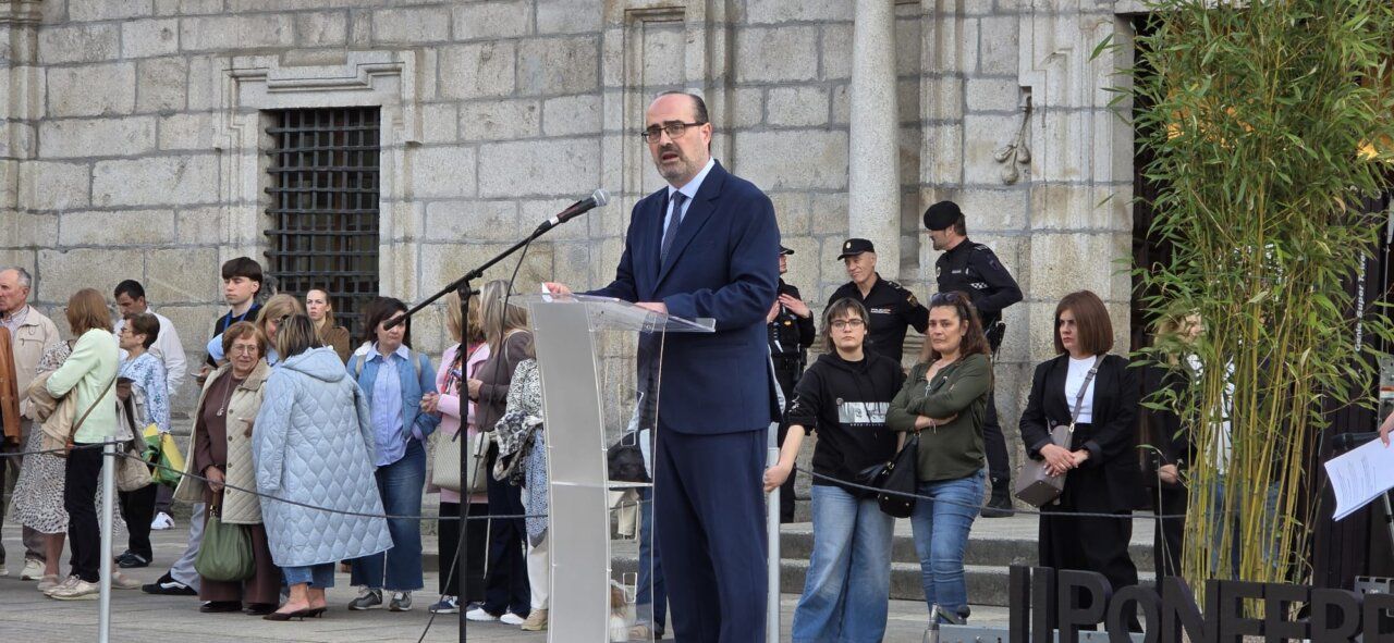 Evento de moda en Ponferrada con un orador y público atento