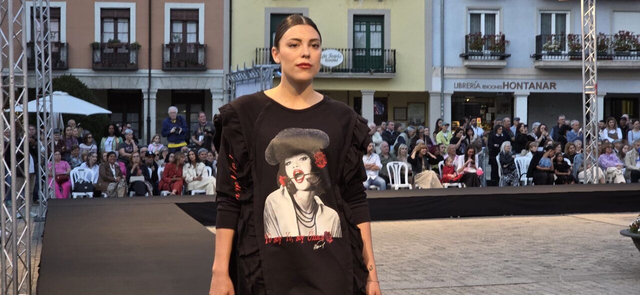 Modelo desfilando en la semana de la moda de Ponferrada 2026