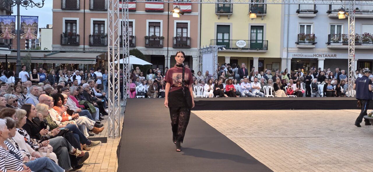 Modelo desfilando en la Semana de la Moda de Ponferrada 2026