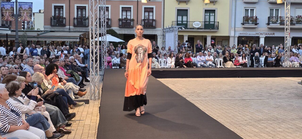 Modelo desfilando en la Semana de la Moda de Ponferrada