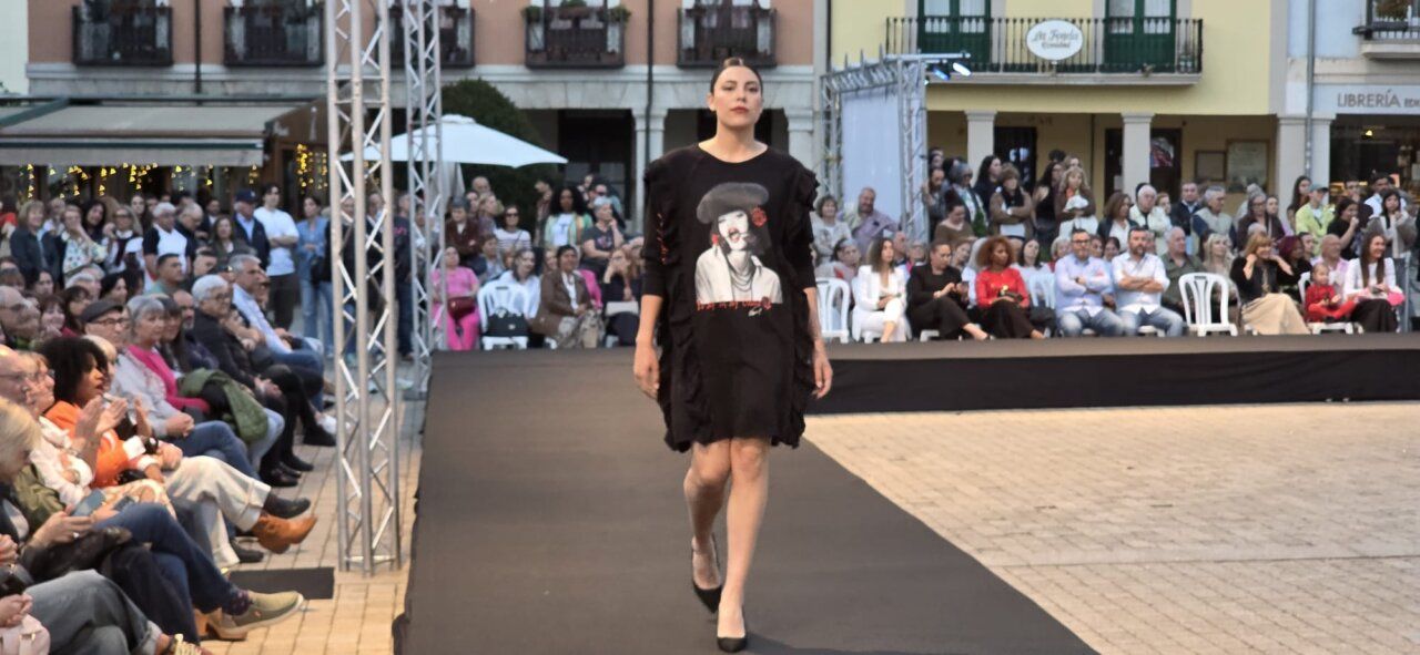 Modelo desfilando en pasarela durante la semana de moda en Ponferrada