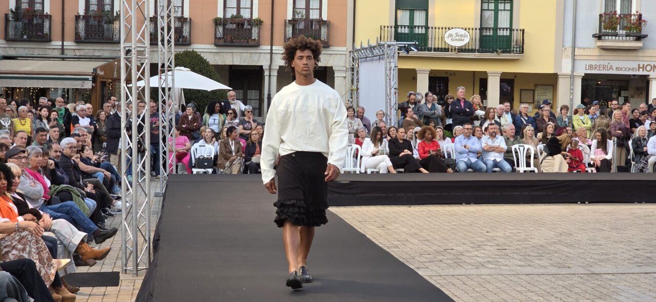 Modelo caminando en la pasarela durante la semana de moda en Ponferrada