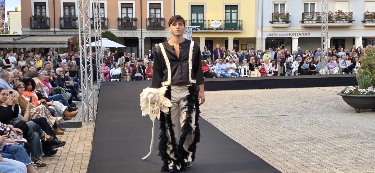 Modelo en pasarela durante la Semana de la Moda en Ponferrada