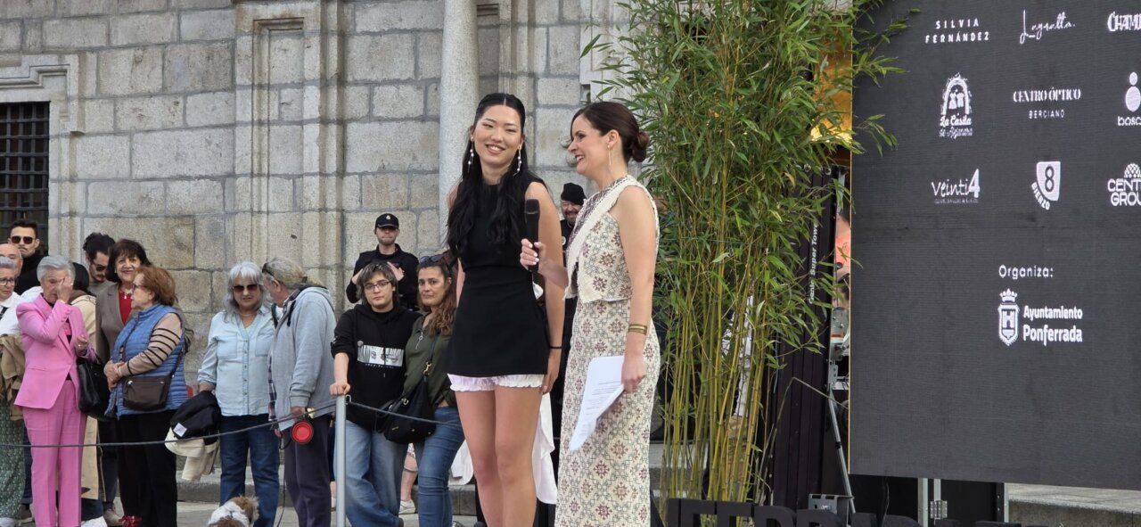 Presentadoras en el evento de la semana de moda en Ponferrada