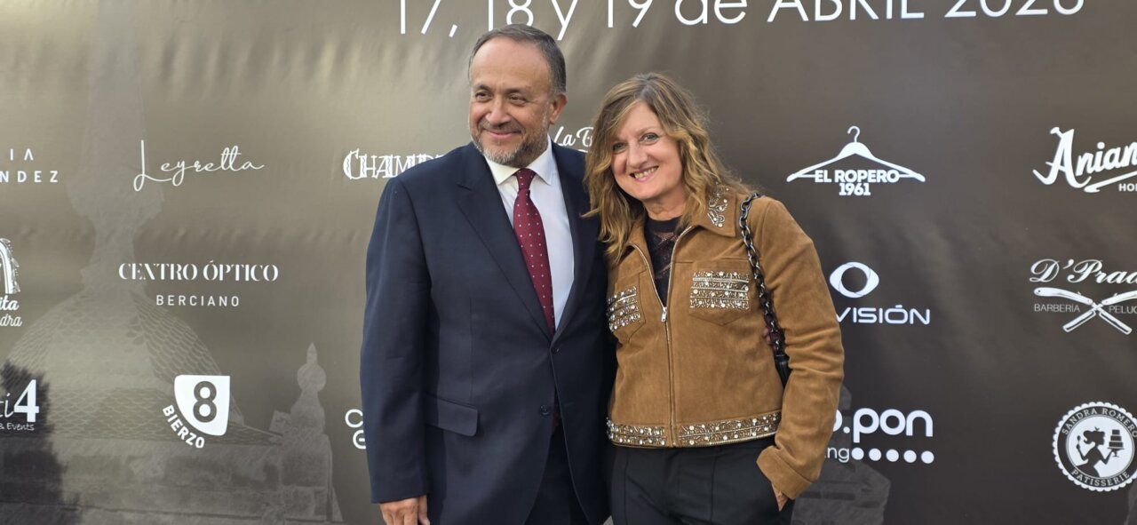 Dos personas posando en un evento de moda en Ponferrada.