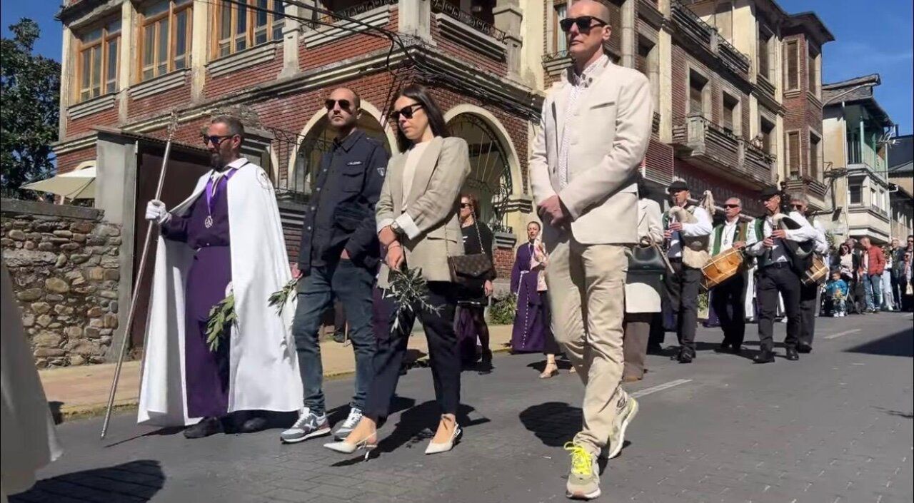 Desfile de Semana Santa en Toral de los Vados con participantes y tradición