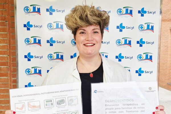 Silvia Domínguez sosteniendo su propuesta Dermo-Sentidos en un evento