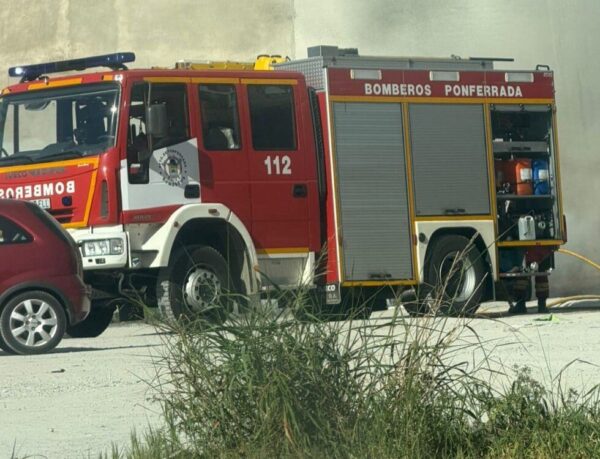 Vehículo incendiado en el aparcamiento del antiguo cuartel en Ponferrada