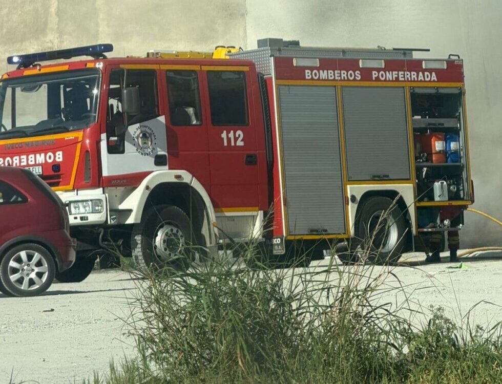 Vehículo incendiado en el aparcamiento del antiguo cuartel en Ponferrada