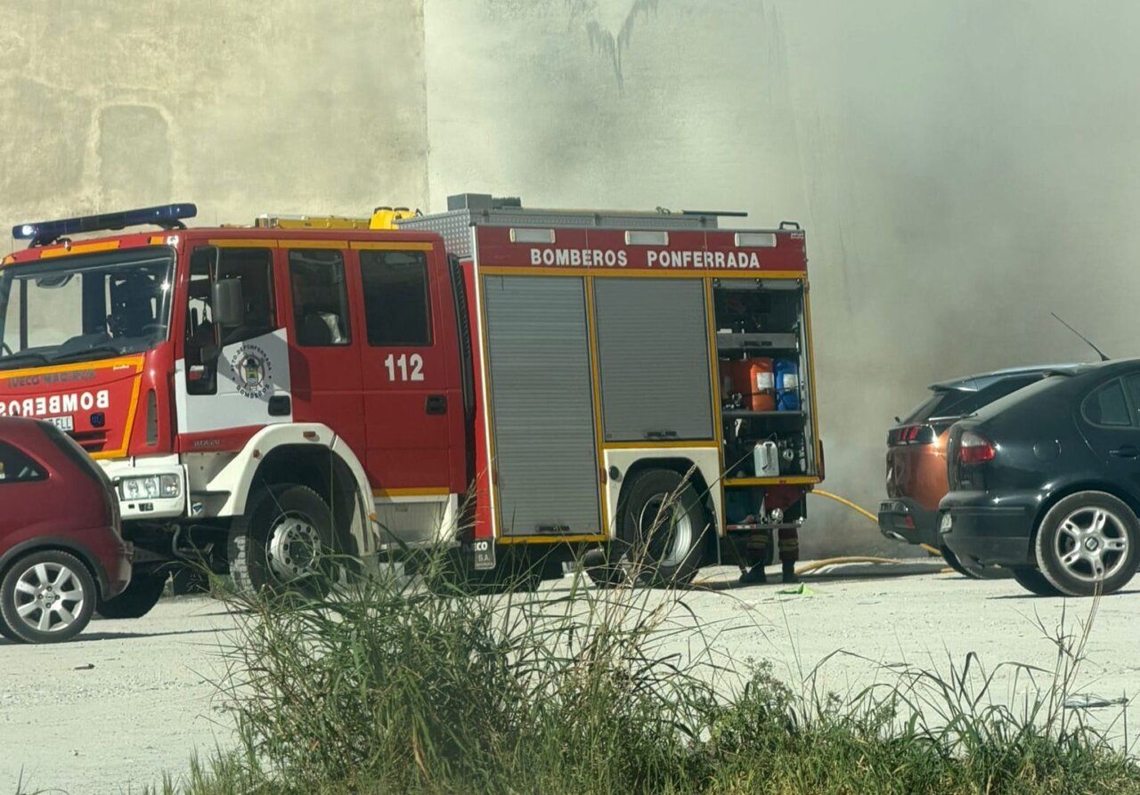 Vehículo incendiado en el aparcamiento del antiguo cuartel en Ponferrada