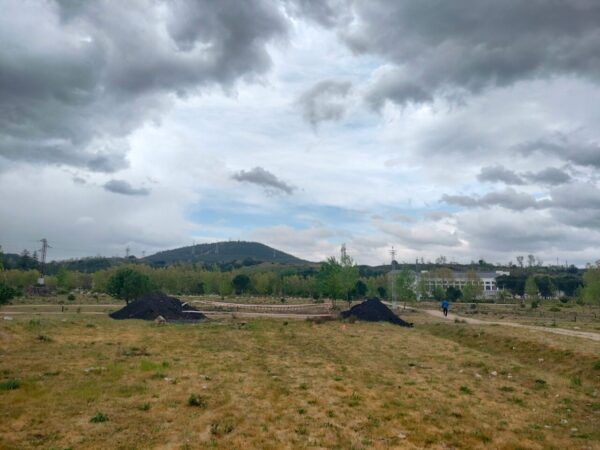 Vista del Parque de la Juventud en Ponferrada con obras de tirolina