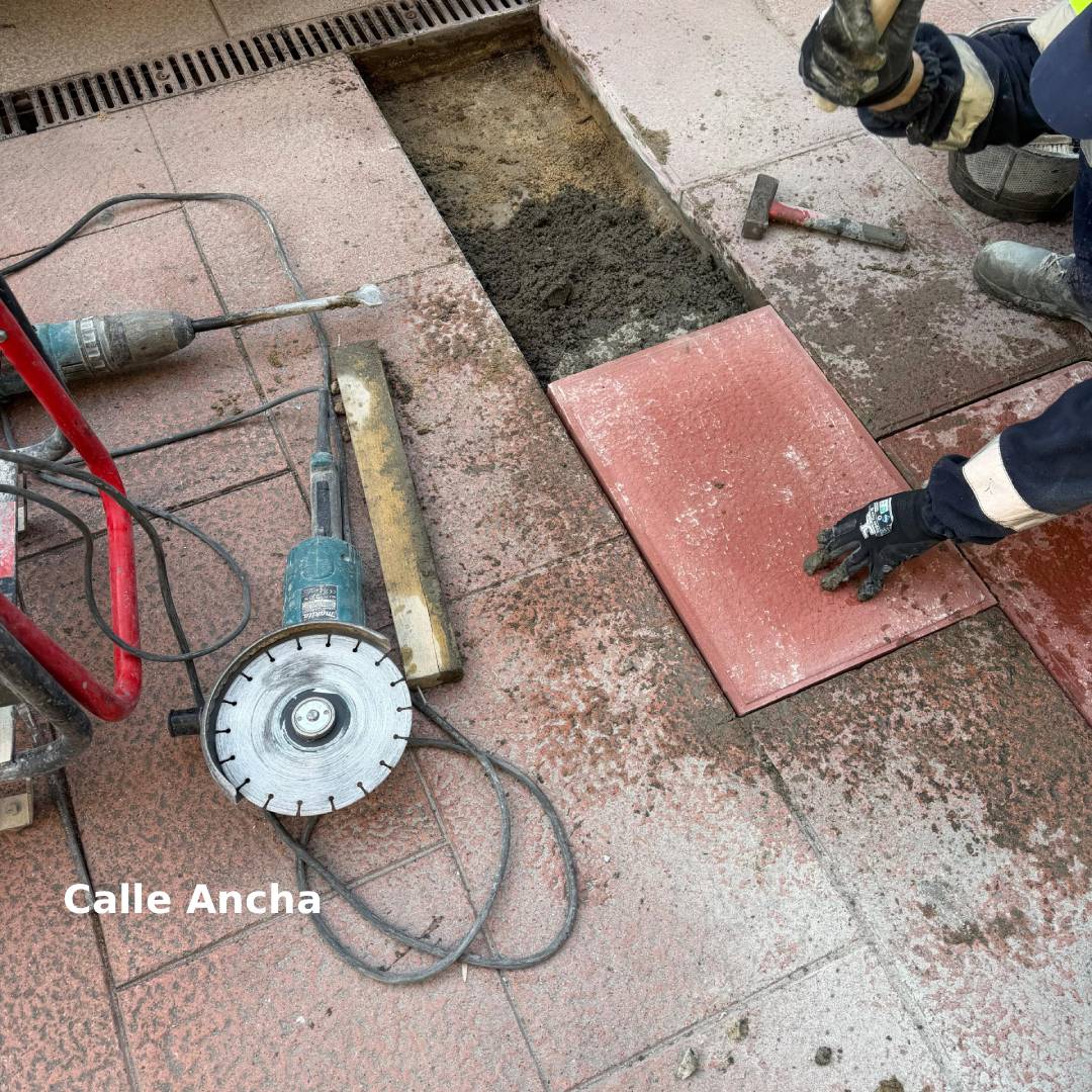 Obrero realizando trabajos de reparación en la Calle Ancha
