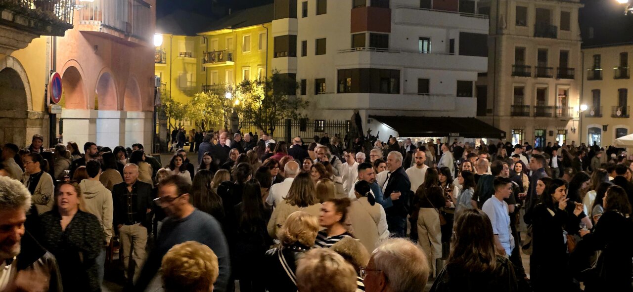 Multitud de personas en la plaza durante la Semana Santa en Ponferrada