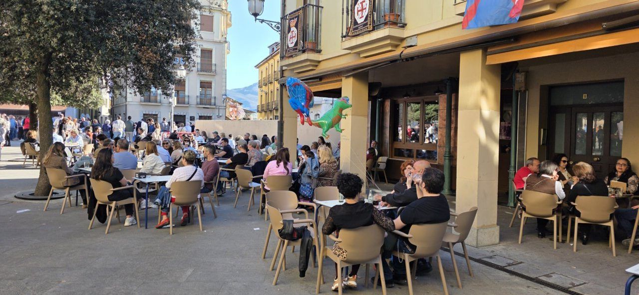 Gente disfrutando de la Semana Santa en Ponferrada en una terraza