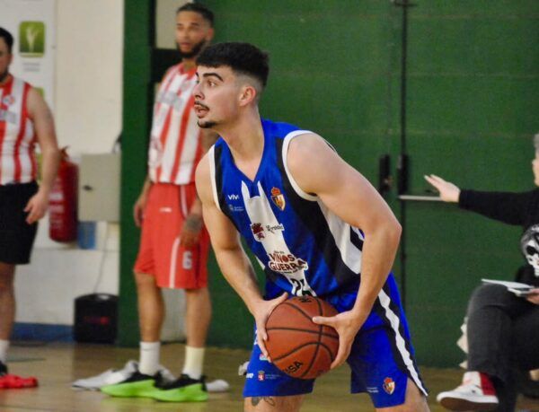 Jugador del ULE Bodegas Guerra SDP en acción durante un partido de baloncesto