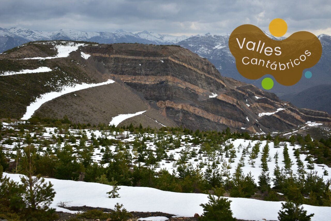 Vista de los Valles Cantábricos con nieve y montañas al fondo