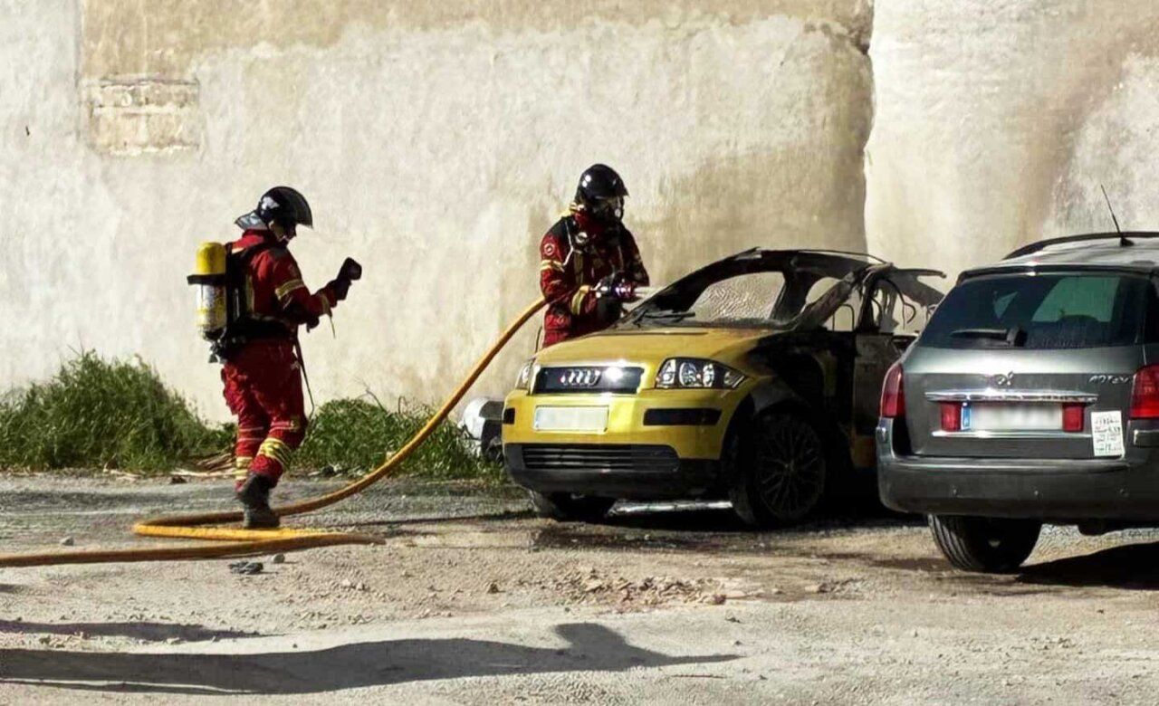 Bomberos apagando un vehículo incendiado en Ponferrada.