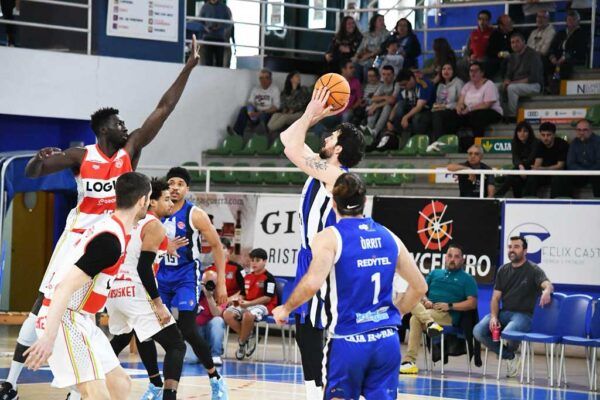 Jugadores de baloncesto en acción durante un partido emocionante
