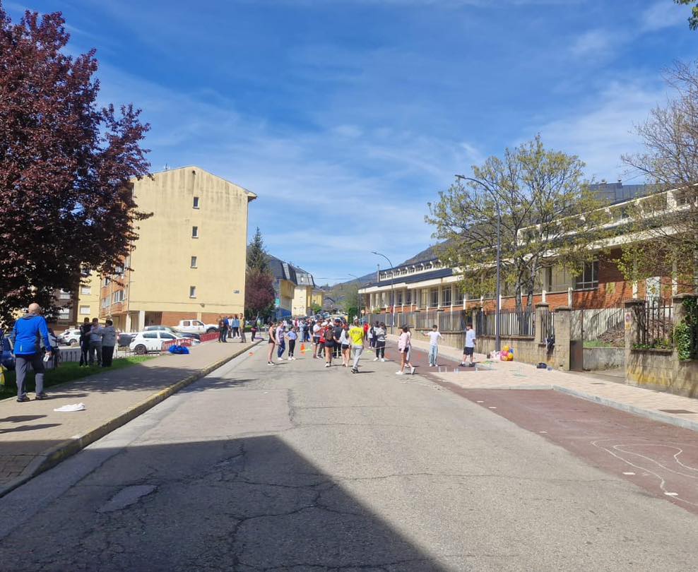 Niños participando en una jornada de educación física en Villablino.