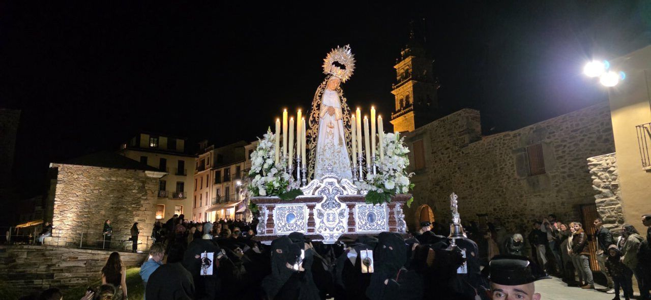 Procesión de la Virgen de la Soledad en Ponferrada durante la Semana Santa