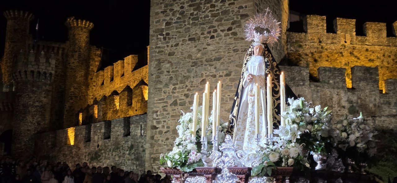 Imagen de la Virgen de la Soledad durante la procesión en Ponferrada