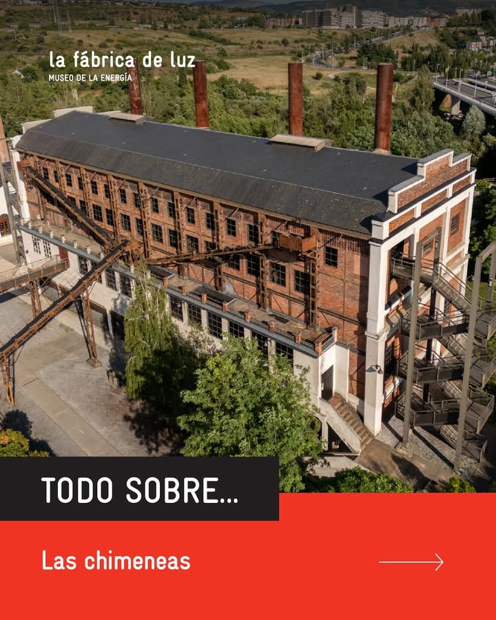 Vista aérea de la antigua central de la MSP en Ponferrada con chimeneas