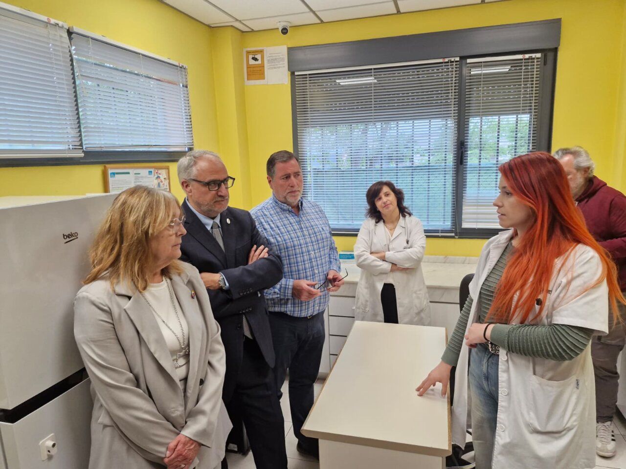 Visita a las instalaciones del Centro de Atención a Drogodependientes con varios profesionales y autoridades.