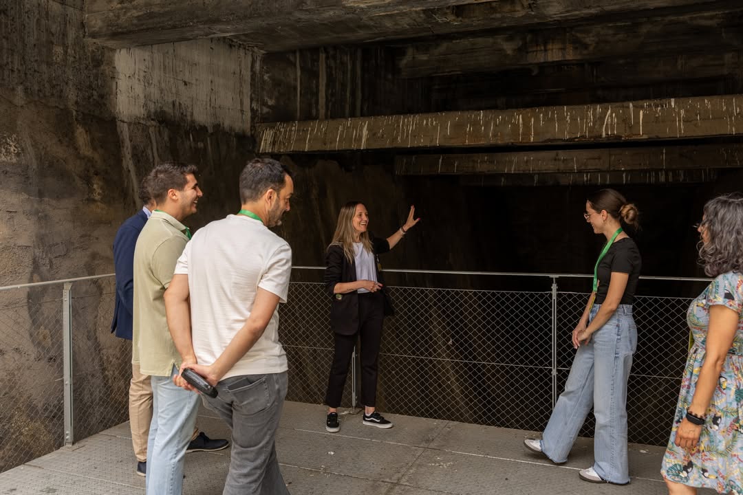 Grupo de personas en visita guiada en La Térmica Cultural
