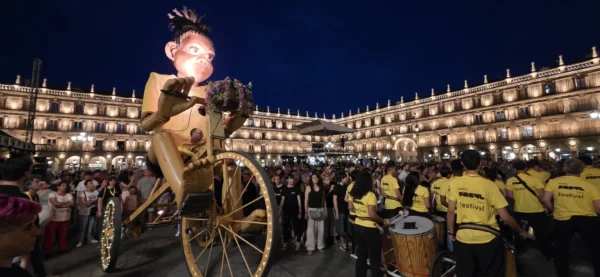 Espectáculo en la Plaza Mayor de Salamanca durante el festival FÀCYL 2026